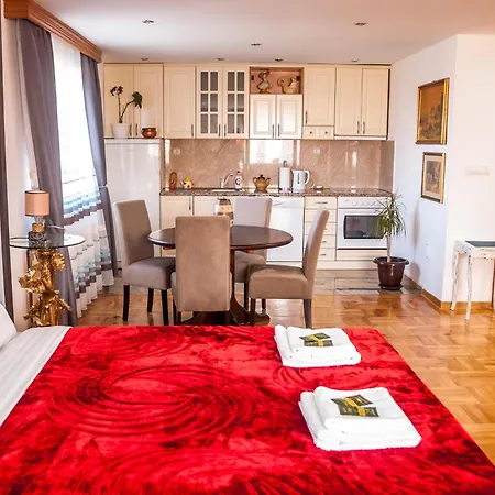 Petrov - Aleksandra Apartamento